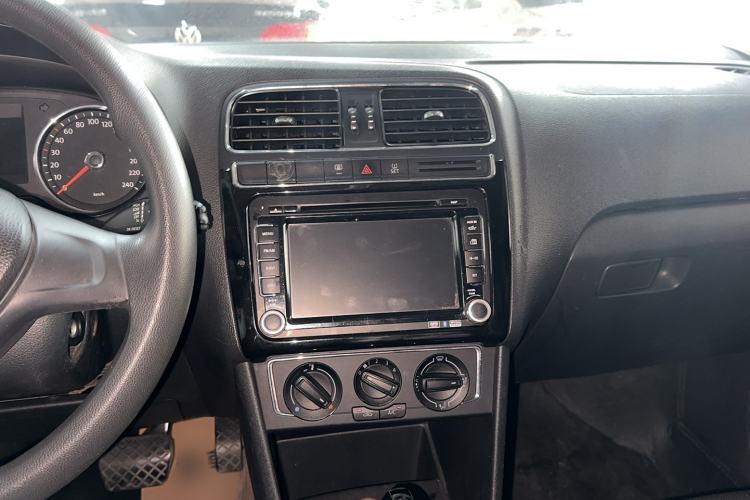 Used Volkswagen Polo 2014 1.4L Automatic Comfort Edition Audio And AC Panel