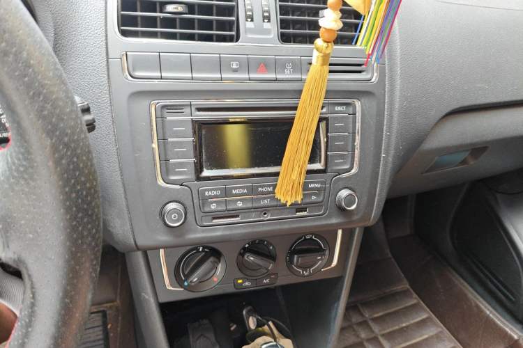 Used Volkswagen Polo 2014 1.6L Automatic Comfort Edition Audio And AC Panel