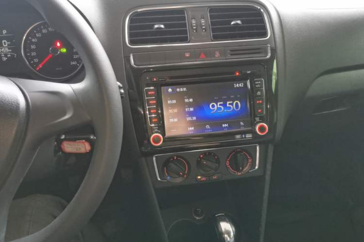 Used Volkswagen Polo 2014 1.6L Automatic Comfort Edition Audio And AC Panel