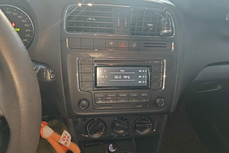 Used Volkswagen Polo 2014 1.6L Automatic Comfort Edition Audio And AC Panel