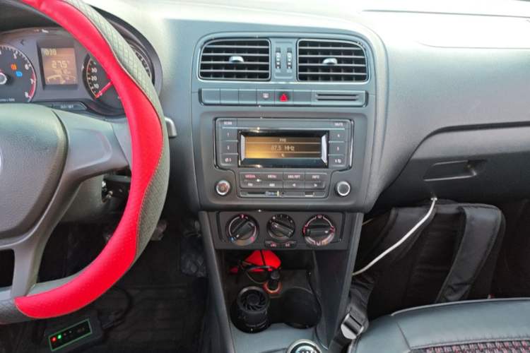 Used Volkswagen Polo 2014 1.4L Manual Fashion Edition Audio And AC Panel