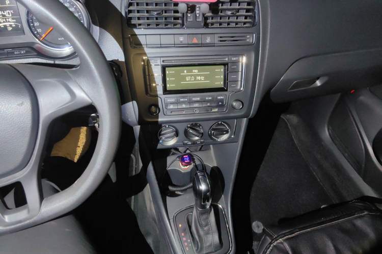 Used Volkswagen Polo 2014 1.6L Automatic Comfort Edition Audio And AC Panel