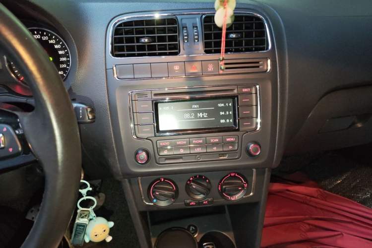 Used Volkswagen Polo 2014 1.6L Automatic Comfort Edition Audio And AC Panel