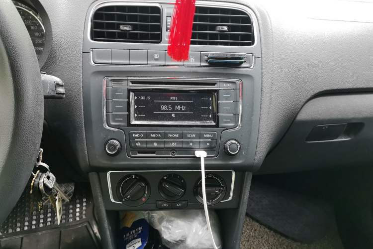 Used Volkswagen Polo 2014 1.6L Automatic Comfort Edition Audio And AC Panel
