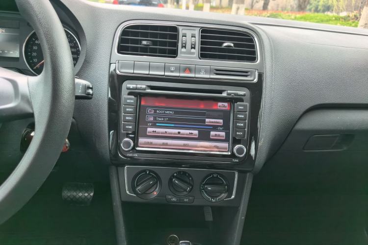 Used Volkswagen Polo 2014 1.6L Automatic Comfort Edition Audio And AC Panel