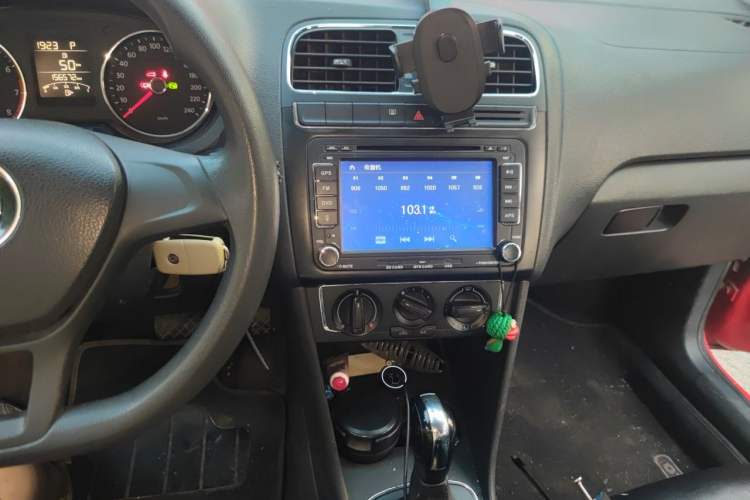 Used Volkswagen Polo 2014 1.6L Automatic Comfort Edition Audio And AC Panel