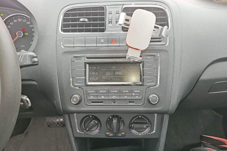 Used Volkswagen Polo 2014 1.6L Automatic Comfort Edition Audio And AC Panel
