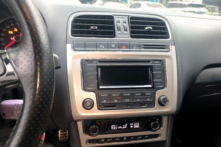 Used Volkswagen Polo 2014 1.6L Cross Polo Automatic Audio And AC Panel
