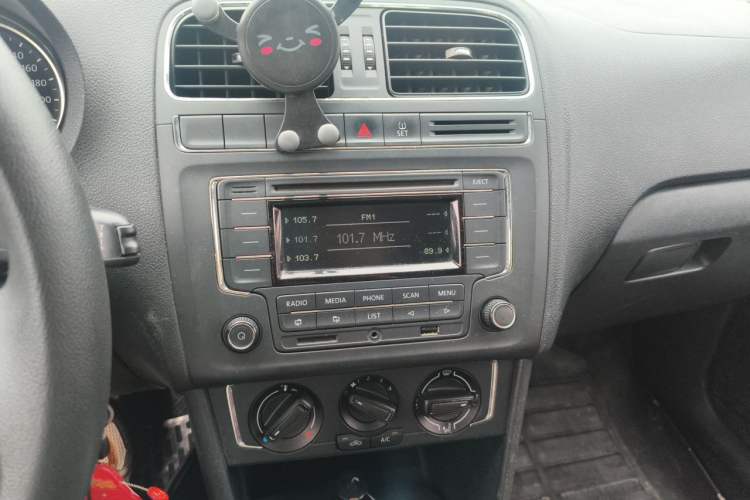 Used Volkswagen Polo 2014 1.6L Automatic Comfort Edition Audio And AC Panel