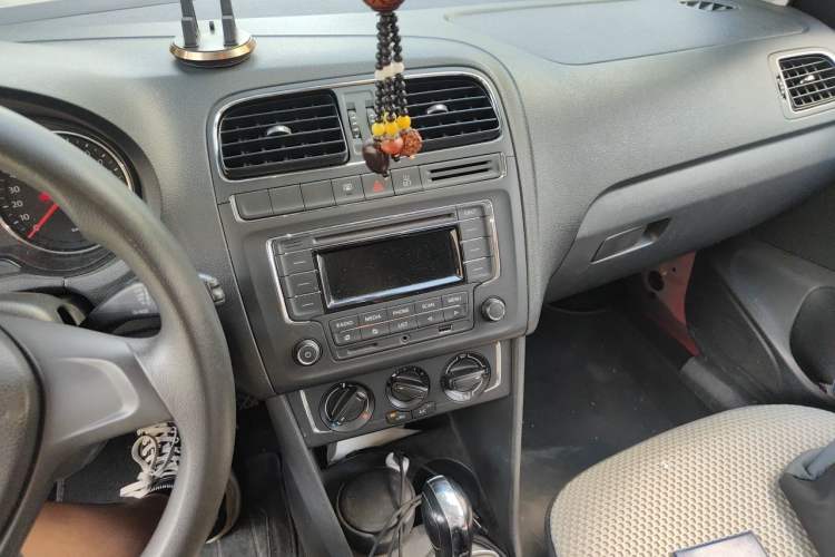 Used Volkswagen Polo 2014 1.6L Automatic Comfort Edition Audio And AC Panel