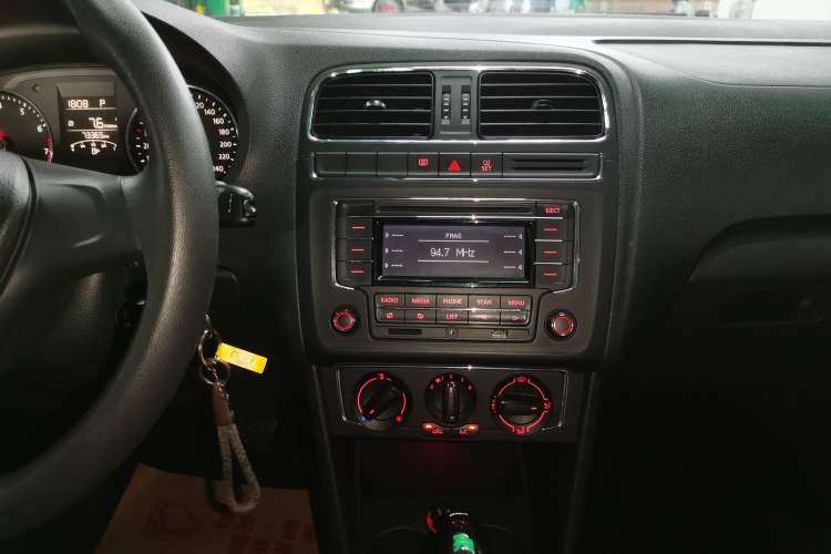 Used Volkswagen Polo 2014 1.6L Automatic Comfort Edition Audio And AC Panel