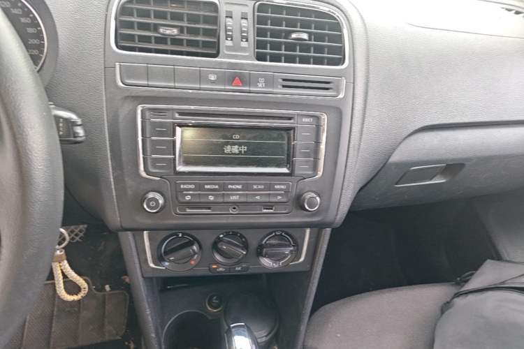 Used Volkswagen Polo 2014 1.6L Automatic Comfort Edition Audio And AC Panel