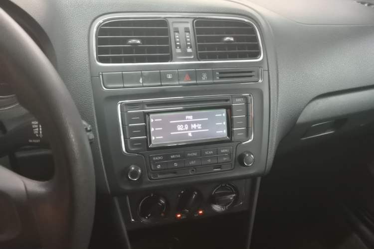 Used Volkswagen Polo 2014 1.6L Manual Comfort Edition Audio And AC Panel