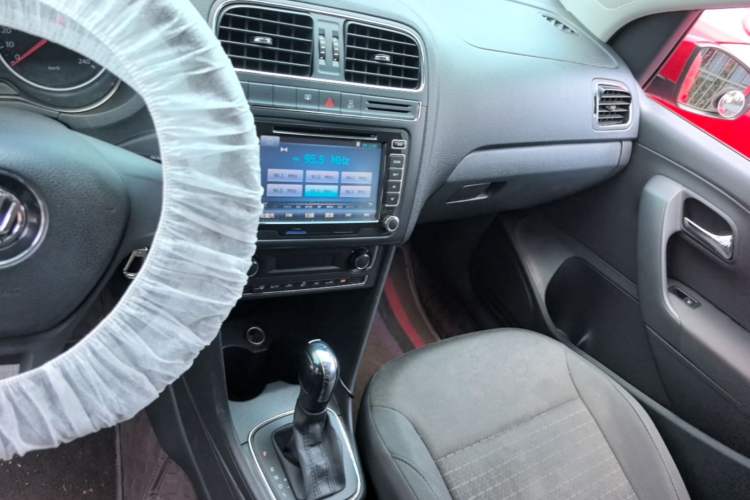 Used Volkswagen Polo 2014 1.6L Automatic Comfort Edition Audio And AC Panel