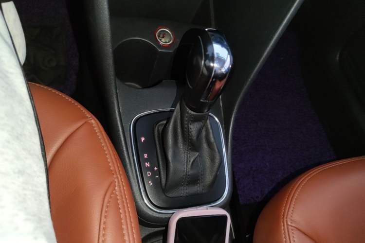 Used Volkswagen Polo 2014 1.6L Automatic Comfort Edition Audio And AC Panel