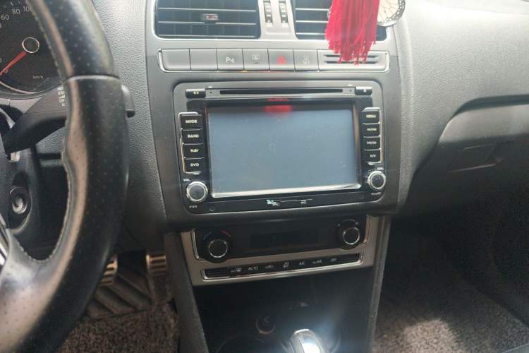Used Volkswagen Polo 2014 1.6L Cross Polo Automatic Audio And AC Panel