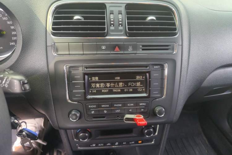 Used Volkswagen Polo 2014 1.4L Automatic Comfort Edition Audio And AC Panel