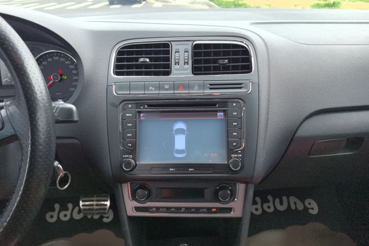 Used Volkswagen Polo 2014 1.6L Cross Polo Automatic Audio And AC Panel