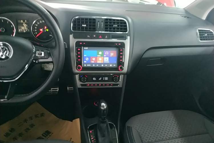 Used Volkswagen Polo 2014 1.6L Cross Polo Automatic Audio And AC Panel