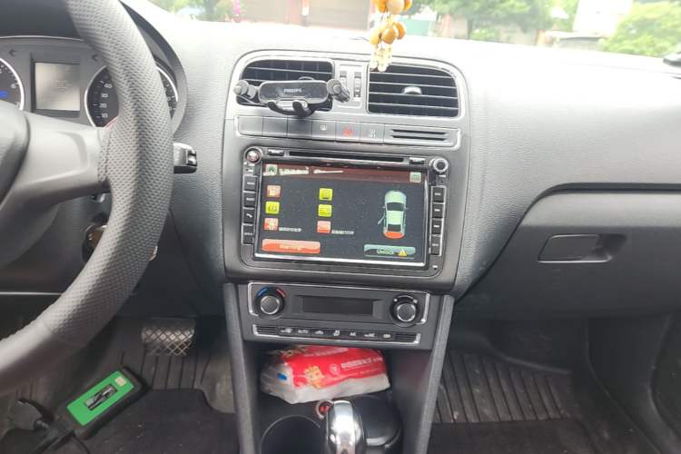 Used Volkswagen Polo 2014 1.4L Automatic Comfort Edition Audio And AC Panel