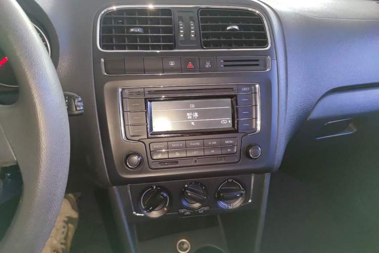 Used Volkswagen Polo 2014 1.6L Automatic Comfort Edition Audio And AC Panel
