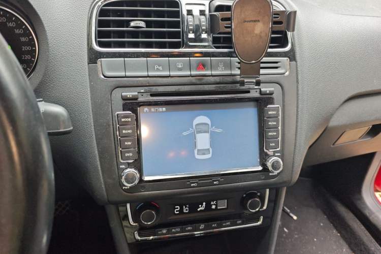 Used Volkswagen Polo 2014 1.6L Automatic Luxury Edition Audio And AC Panel