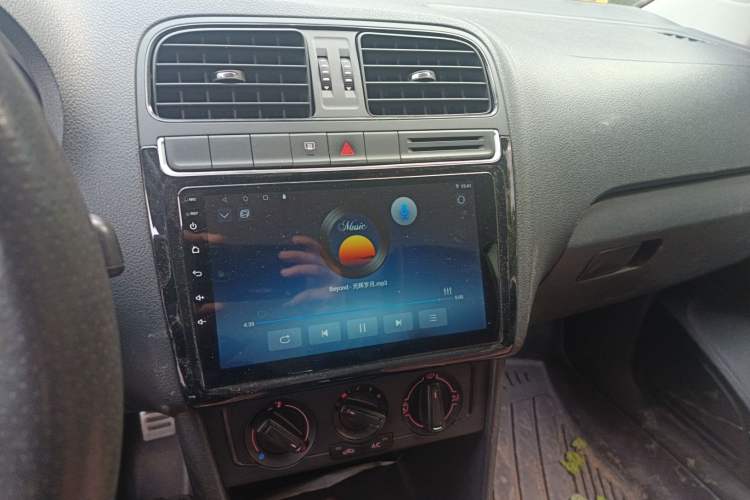 Used Volkswagen Polo 2014 1.4L Manual Fashion Edition Audio And AC Panel