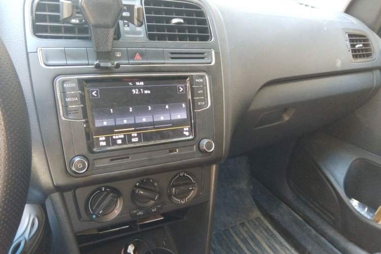 Used Volkswagen Polo 2014 1.4L Manual Fashion Edition Audio And AC Panel