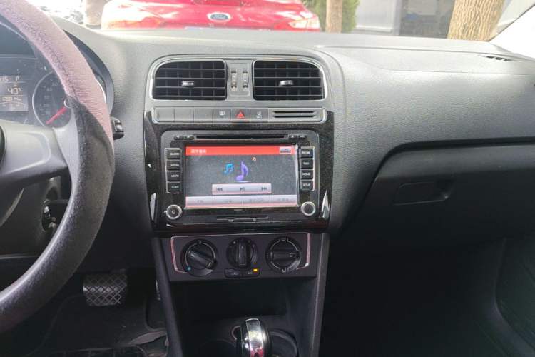 Used Volkswagen Polo 2014 1.4L Automatic Comfort Edition Audio And AC Panel