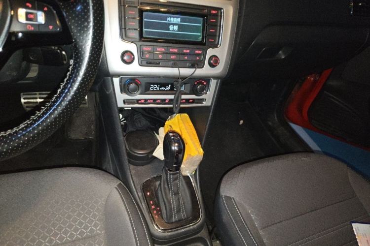 Used Volkswagen Polo 2014 1.6L Cross Polo Automatic Audio And AC Panel