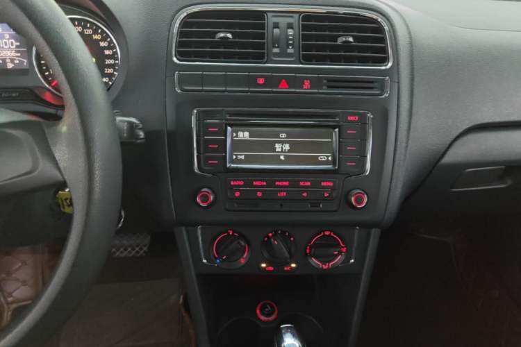Used Volkswagen Polo 2014 1.6L Automatic Comfort Edition Audio And AC Panel