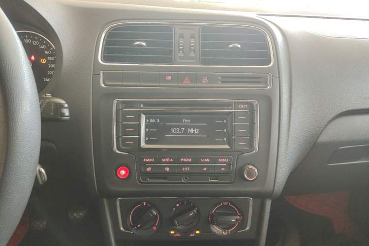 Used Volkswagen Polo 2014 1.6L Manual Comfort Edition Audio And AC Panel