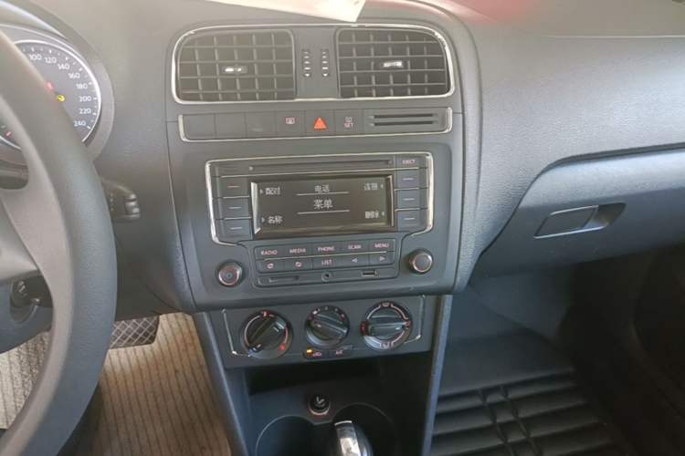 Used Volkswagen Polo 2014 1.6L Automatic Comfort Edition Audio And AC Panel