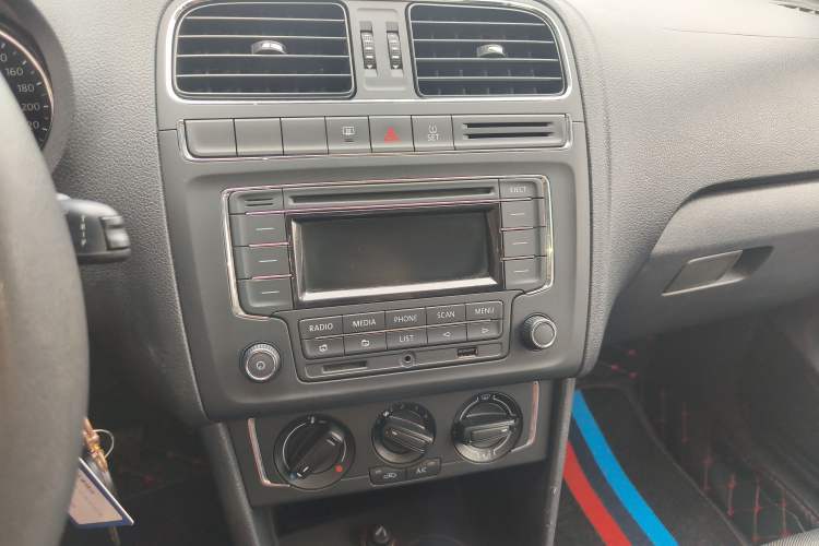 Used Volkswagen Polo 2014 1.6L Automatic Comfort Edition Audio And AC Panel