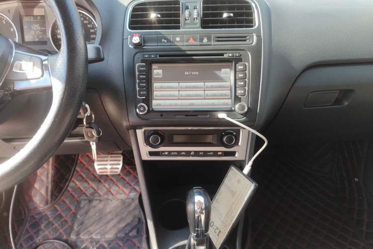 Used Volkswagen Polo 2014 1.6L Cross Polo Automatic Audio And AC Panel