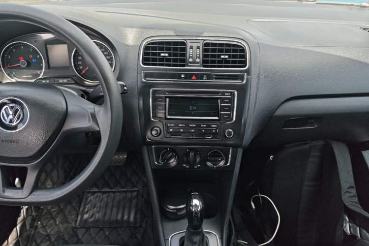 Used Volkswagen Polo 2014 1.6L Automatic Comfort Edition Audio And AC Panel