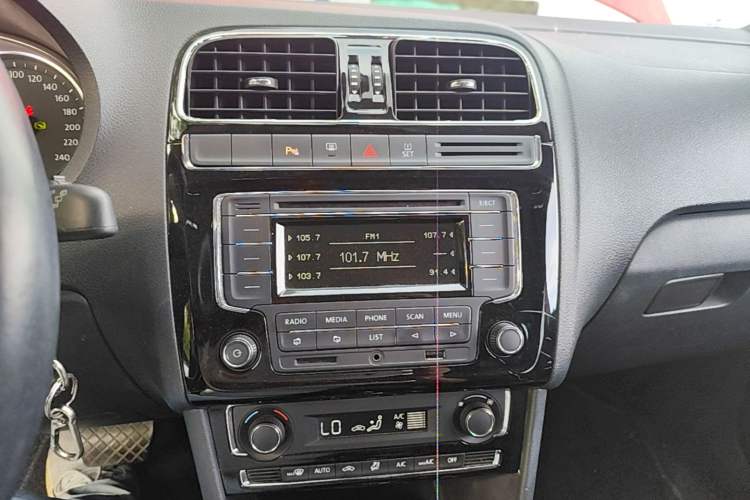 Used Volkswagen Polo 2014 1.6L Automatic Luxury Edition Audio And AC Panel