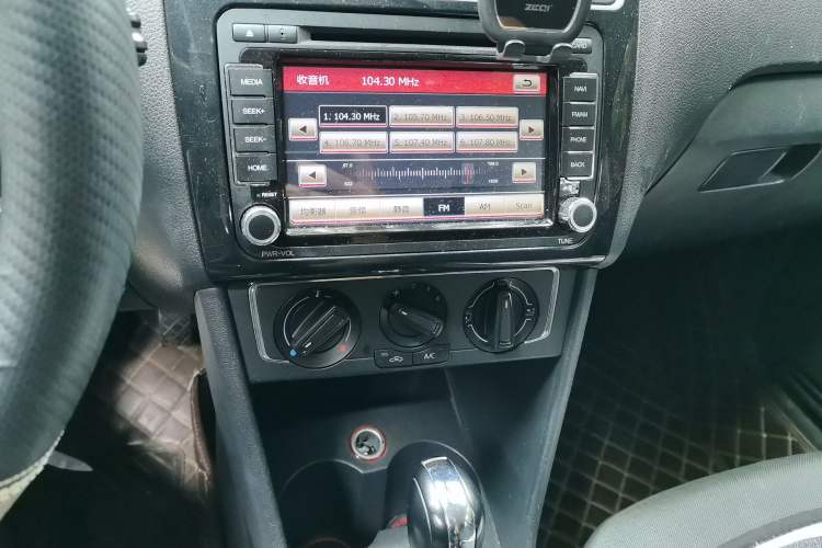 Used Volkswagen Polo 2014 1.6L Automatic Comfort Edition Audio And AC Panel