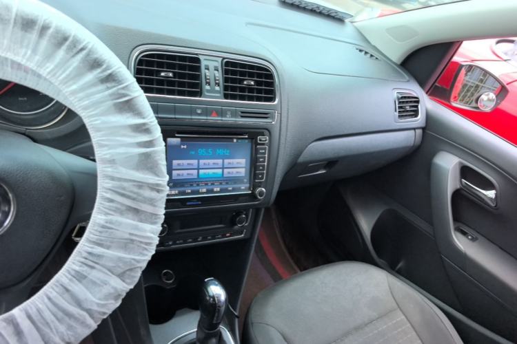 Used Volkswagen Polo 2014 1.6L Automatic Comfort Edition Center Console