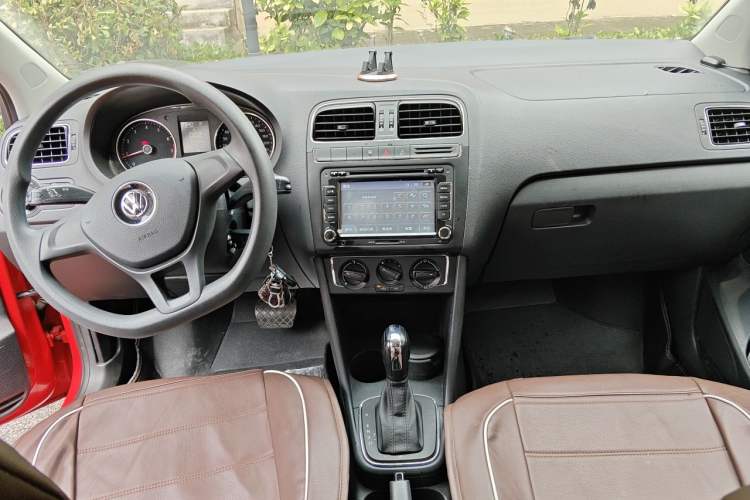Used Volkswagen Polo 2014 1.6L Automatic Comfort Edition Center Console