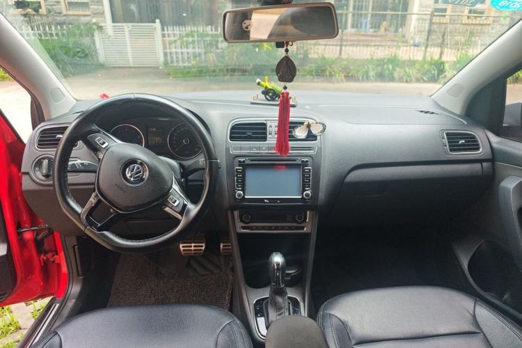 Used Volkswagen Polo 2014 1.6L Cross Polo Automatic Center Console