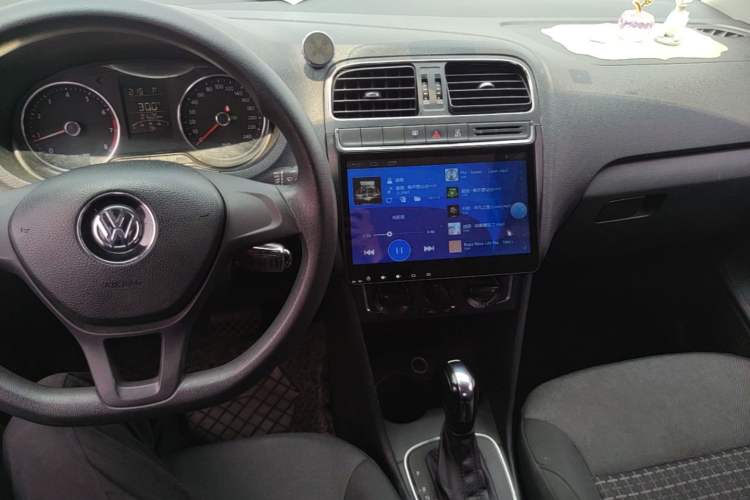 Used Volkswagen Polo 2014 1.6L Automatic Comfort Edition Center Console