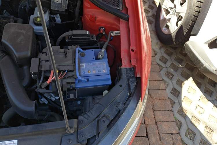 Used Volkswagen Polo 2014 1.6L Automatic Comfort Edition Engine Bay Left