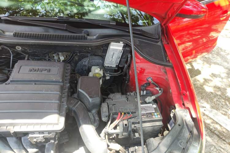 Used Volkswagen Polo 2014 1.6L Manual Comfort Edition Engine Bay Left
