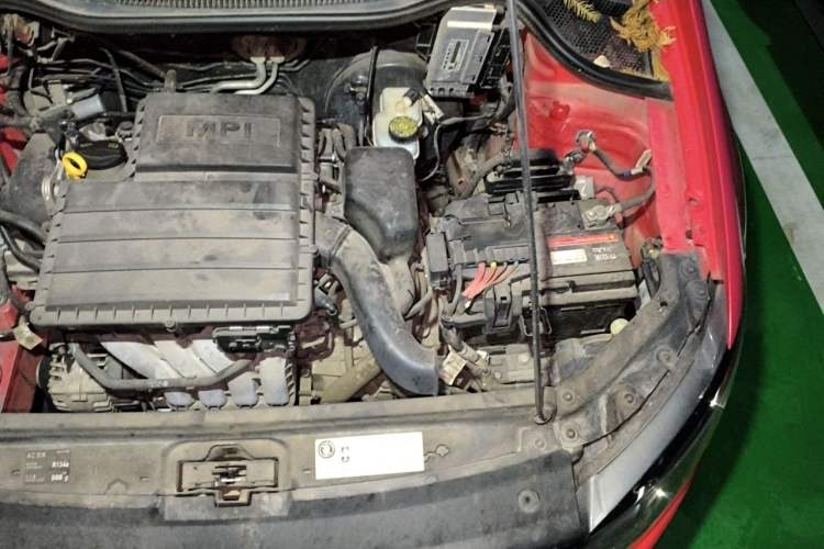 Used Volkswagen Polo 2014 1.6L Automatic Comfort Edition Engine Bay Left