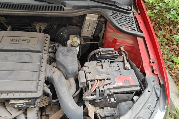 Used Volkswagen Polo 2014 1.6L Automatic Comfort Edition Engine Bay Left