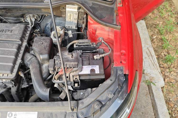 Used Volkswagen Polo 2014 1.4L Automatic Comfort Edition Engine Bay Left