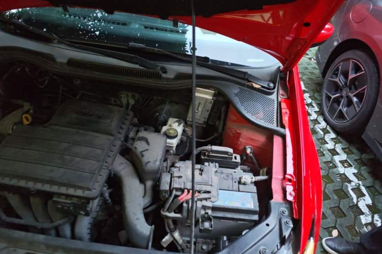 Used Volkswagen Polo 2014 1.6L Automatic Comfort Edition Engine Bay Left