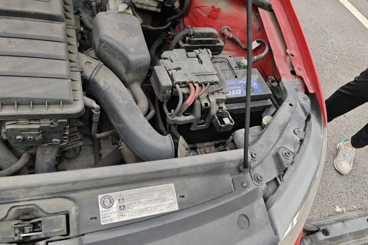 Used Volkswagen Polo 2014 1.6L Automatic Comfort Edition Engine Bay Left