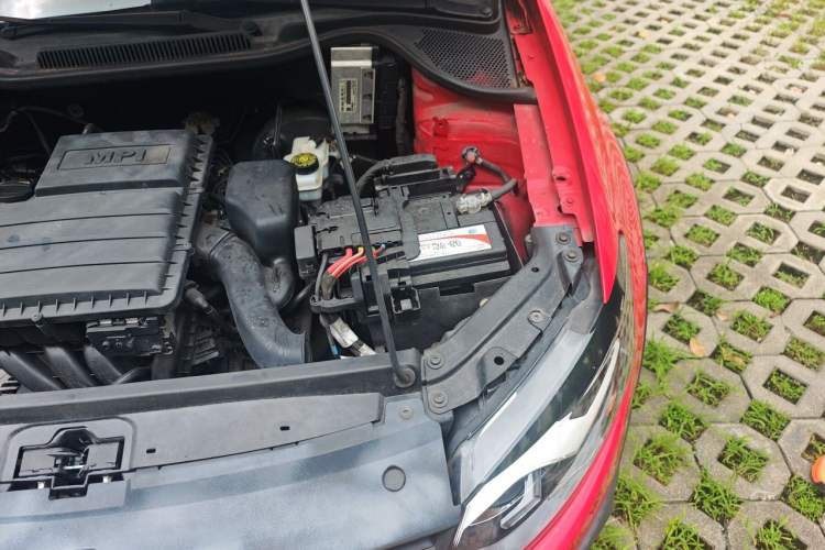 Used Volkswagen Polo 2014 1.6L Cross Polo Automatic Engine Bay Left